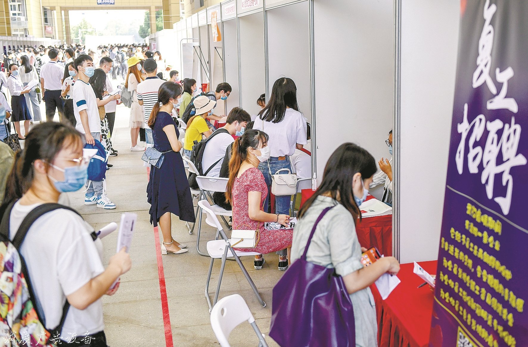 今夏武漢首場線下高校招戶外滾動燈箱聘會舉行 副市長站臺薦英才