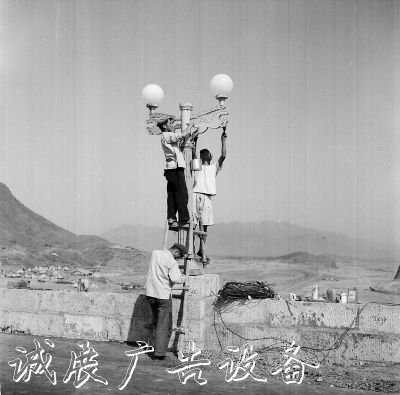 京城路燈進(jìn)化史：閱報(bào)欄燈箱路燈是這樣亮起來的