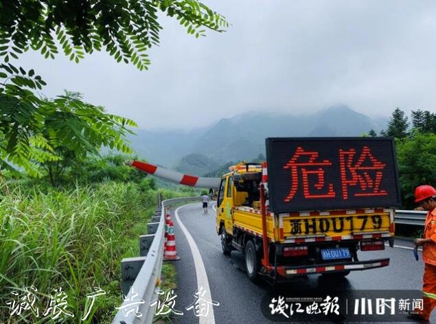 80米長的“巨無霸”誤闖服文化宣傳欄務(wù)區(qū)，拆了指路牌后才順利脫困