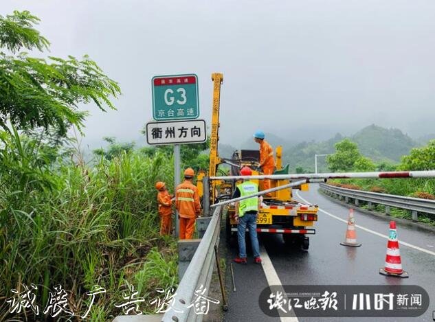 80米長的“巨無霸”誤闖服文化宣傳欄務(wù)區(qū)，拆了指路牌后才順利脫困
