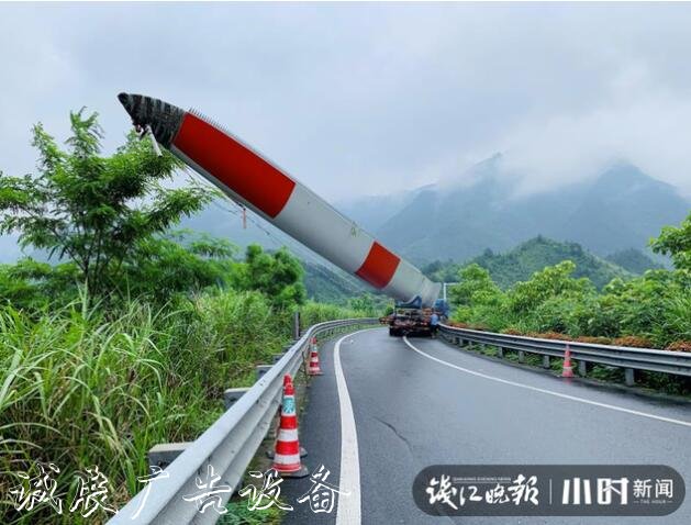 80米長的“巨無霸”誤闖服文化宣傳欄務(wù)區(qū)，拆了指路牌后才順利脫困