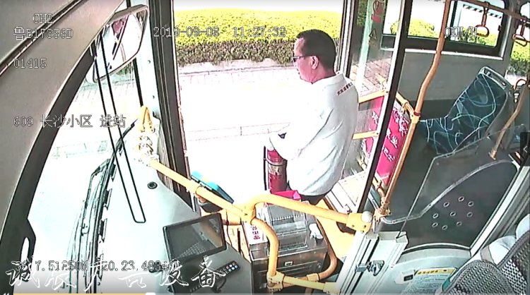 路遇垃圾箱起火 過路滾動燈箱公交司機順手就給滅了