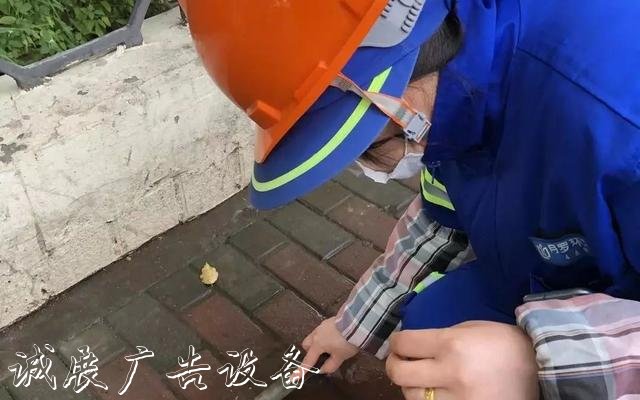 【上觀新聞】就地取材，寶山區(qū)這群環(huán)衛(wèi)工“借”雨水沖刷垃圾箱房，節(jié)水又環(huán)保
