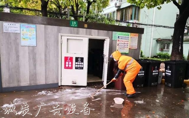 【上觀新聞】就地取材，寶山區(qū)這群環(huán)衛(wèi)工“借”雨水沖刷垃圾箱房，節(jié)水又環(huán)保