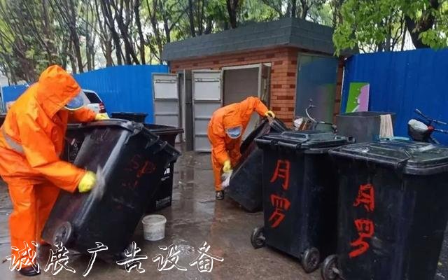 【上觀新聞】就地取材，寶山區(qū)這群環(huán)衛(wèi)工“借”雨水沖刷垃圾箱房，節(jié)水又環(huán)保