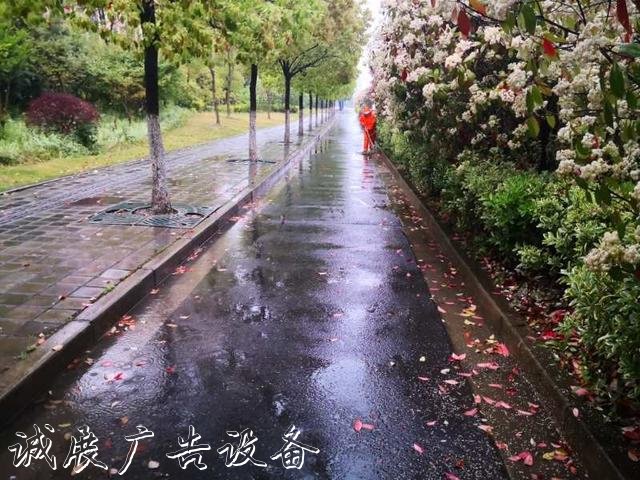 【上觀新聞】就地取材，寶山區(qū)這群環(huán)衛(wèi)工“借”雨水沖刷垃圾箱房，節(jié)水又環(huán)保