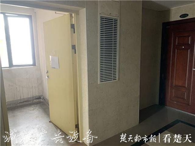 高檔小區(qū)撤走樓層垃圾桶引社區(qū)宣傳欄爭議，物業(yè)吁請適應(yīng)垃圾分類大趨勢