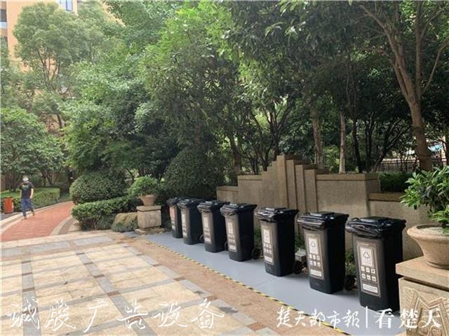 高檔小區(qū)撤走樓層垃圾桶引社區(qū)宣傳欄爭議，物業(yè)吁請適應(yīng)垃圾分類大趨勢