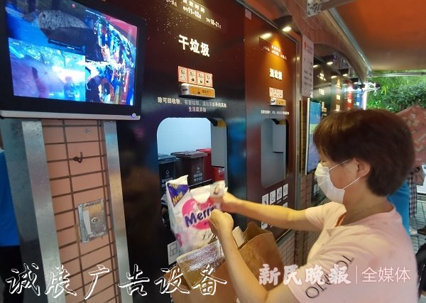 垃圾箱細節(jié)取勝收運車太陽能垃圾桶自動稱重 這里的垃圾分類