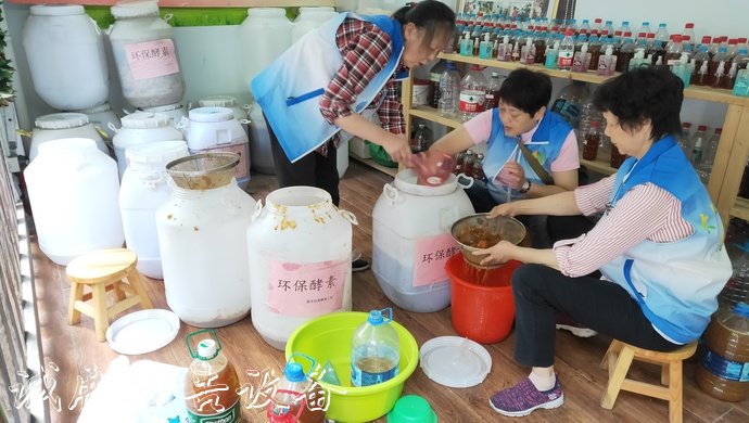 又悶又濕，這些小區(qū)垃太陽能垃圾桶圾箱房居然不臭，幕后英
