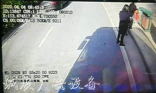 路旁垃圾箱著火 這位黨建宣傳欄女車長(zhǎng)拿起滅火器沖了下去