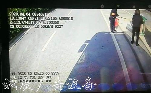 路旁垃圾箱著火 這位黨建宣傳欄女車長(zhǎng)拿起滅火器沖了下去