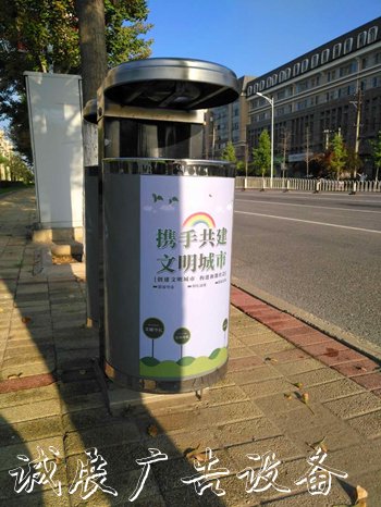 北京豐臺王佐鎮(zhèn)垃圾分黨建宣傳欄類出新招 公交沿線垃圾桶