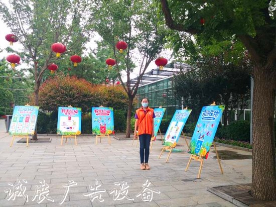 北京豐臺王佐鎮(zhèn)垃圾分黨建宣傳欄類出新招 公交沿線垃圾桶
