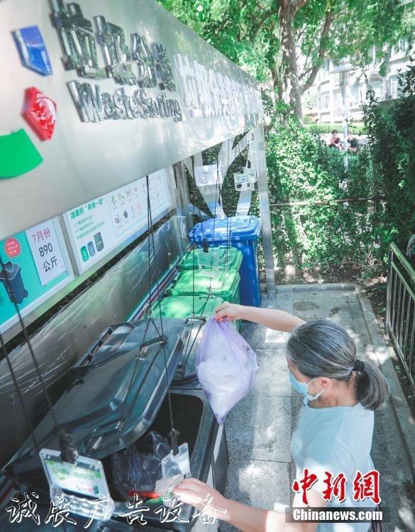 北京社區(qū)垃圾桶站增設(shè)垃圾分類亭滑輪拉手實(shí)現(xiàn)無(wú)接觸投放
