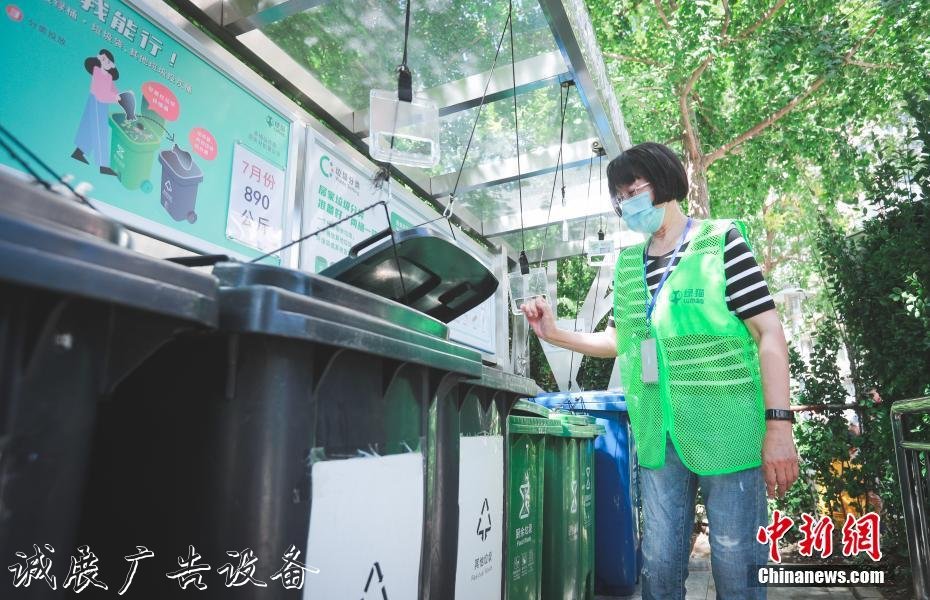 北京社區(qū)垃圾桶站增設(shè)垃圾分類亭滑輪拉手實(shí)現(xiàn)無(wú)接觸投放
