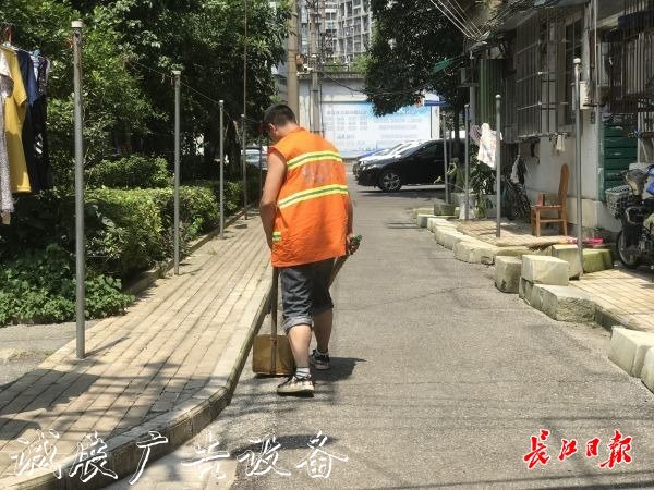 像抹家具一樣抹垃圾箱宣傳欄燈箱，他們揮汗如雨讓這座城