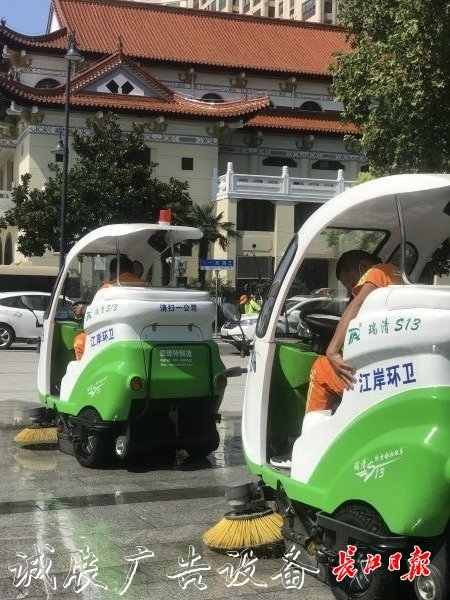 像抹家具一樣抹垃圾箱宣傳欄燈箱，他們揮汗如雨讓這座城
