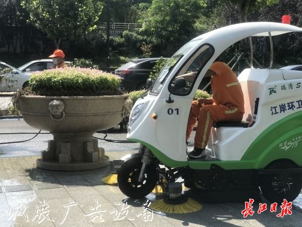 像抹家具一樣抹垃圾箱宣傳欄燈箱，他們揮汗如雨讓這座城