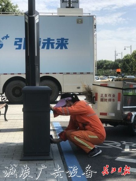 像抹家具一樣抹垃圾箱宣傳欄燈箱，他們揮汗如雨讓這座城