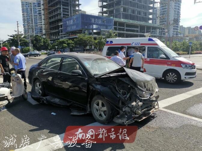突發(fā)！海甸島一公交接連撞社區(qū)宣傳欄倒路牌和兩棵樹(shù)，還有一輛轎車(chē)…