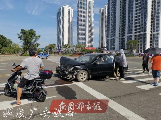 突發(fā)！海甸島一公交接連撞社區(qū)宣傳欄倒路牌和兩棵樹(shù)，還有一輛轎車(chē)…