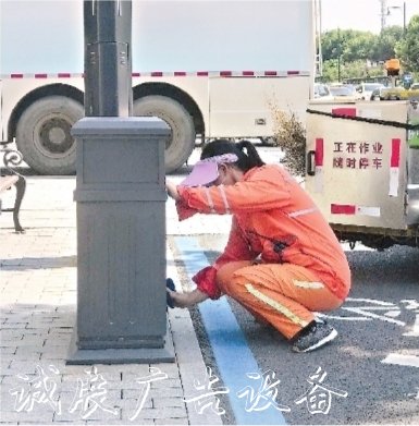 抹垃圾箱像抹自己家的家垃圾收集亭具 他們揮汗如雨讓城市越變?cè)矫? src=