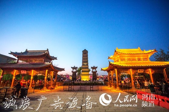 河南洛陽探索文旅融合:讓文化"活"起來　　古都洛陽已經(jīng)成了新晉“網(wǎng)紅”。　　在某視頻平臺(tái)的“打卡”榜上，洛陽高居榜眼。華燈璀璨的應(yīng)天門、別具一格的九州池、古今輝映的洛邑古城，這些“網(wǎng)紅”地標(biāo)成了洛陽新的旅游名片?！驹敿?xì)】