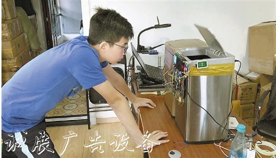 太陽能充電，聲控開關指路牌燈箱……愛干家務的男生發(fā)明