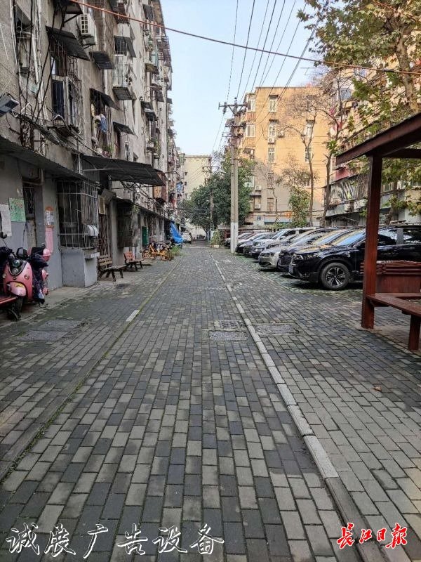 69個垃圾桶變成10個垃廣告垃圾箱圾分類投放亭，老舊小區(qū)環(huán)