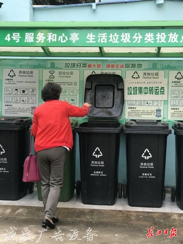 69個垃圾桶變成10個垃廣告垃圾箱圾分類投放亭，老舊小區(qū)環(huán)