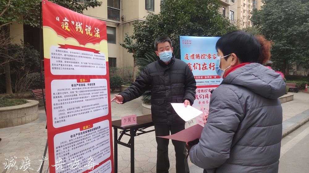 相隔千里大家庭相約就廣告垃圾箱地過(guò)年，社區(qū)居民紛紛配