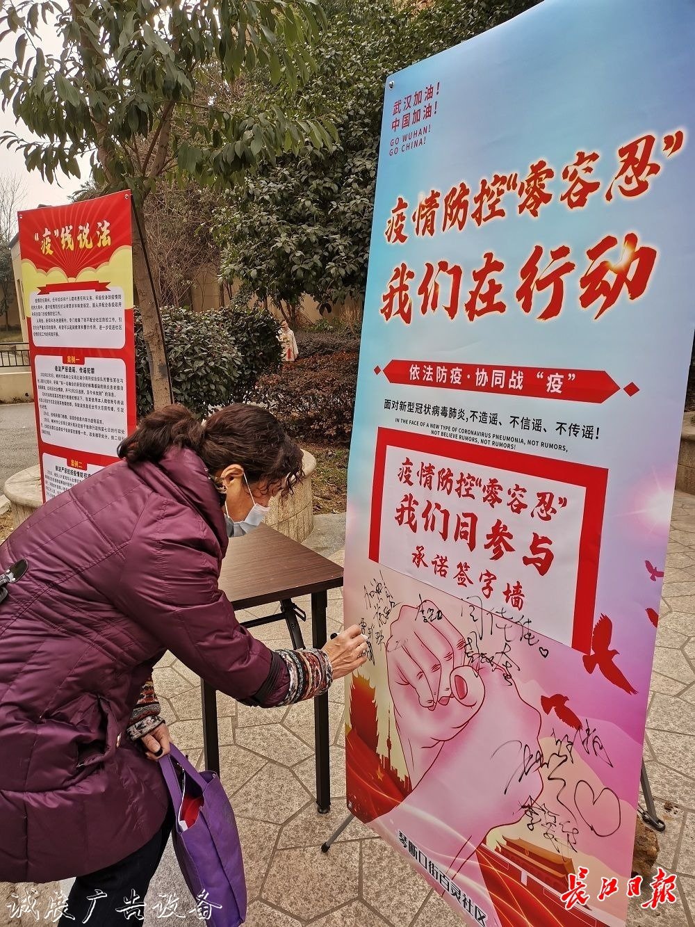 相隔千里大家庭相約就廣告垃圾箱地過(guò)年，社區(qū)居民紛紛配