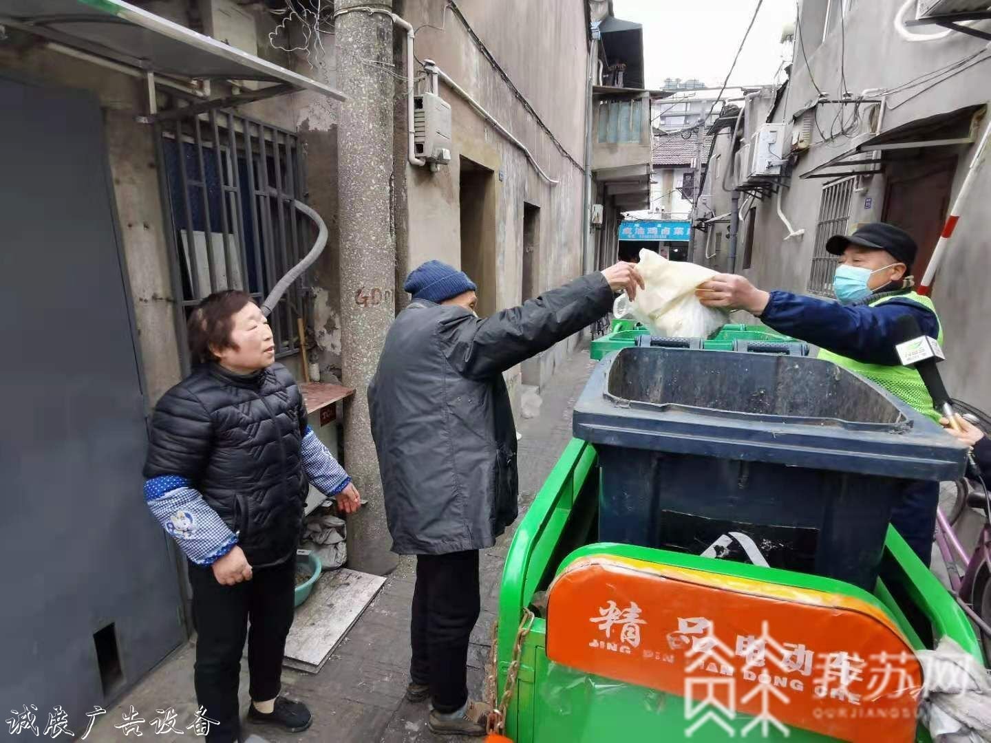 流動車定時上門收垃圾學(xué)校宣傳欄 這樣的垃圾收集方式你見過嗎？
