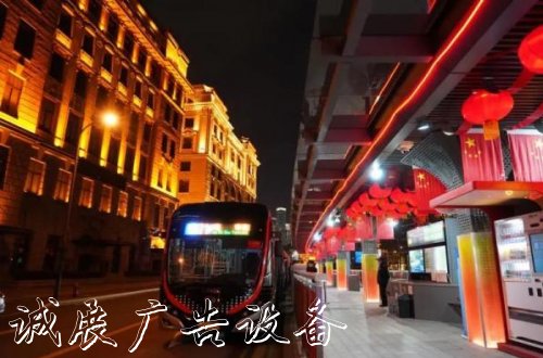 鴻鑫嘉和：外灘終點(diǎn)站太陽能垃圾桶公交站臺火了！個性化設(shè)