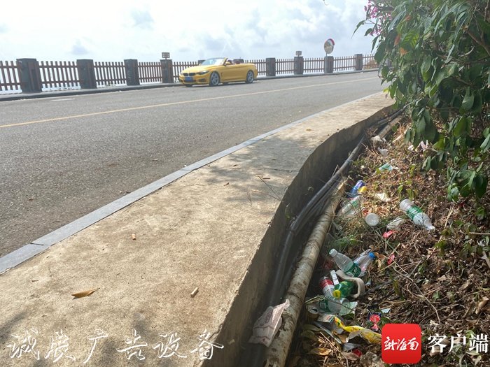 三亞“網(wǎng)紅公路”太陽路燈燈箱灣路旁垃圾遍地 旅游人士