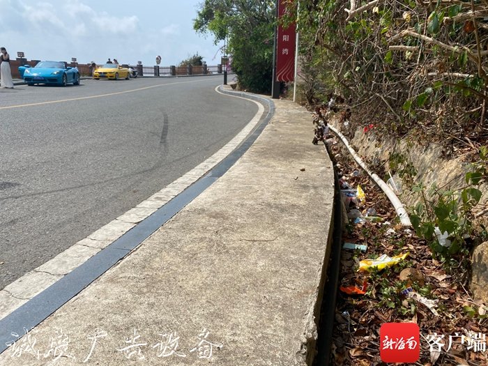 三亞“網(wǎng)紅公路”太陽路燈燈箱灣路旁垃圾遍地 旅游人士
