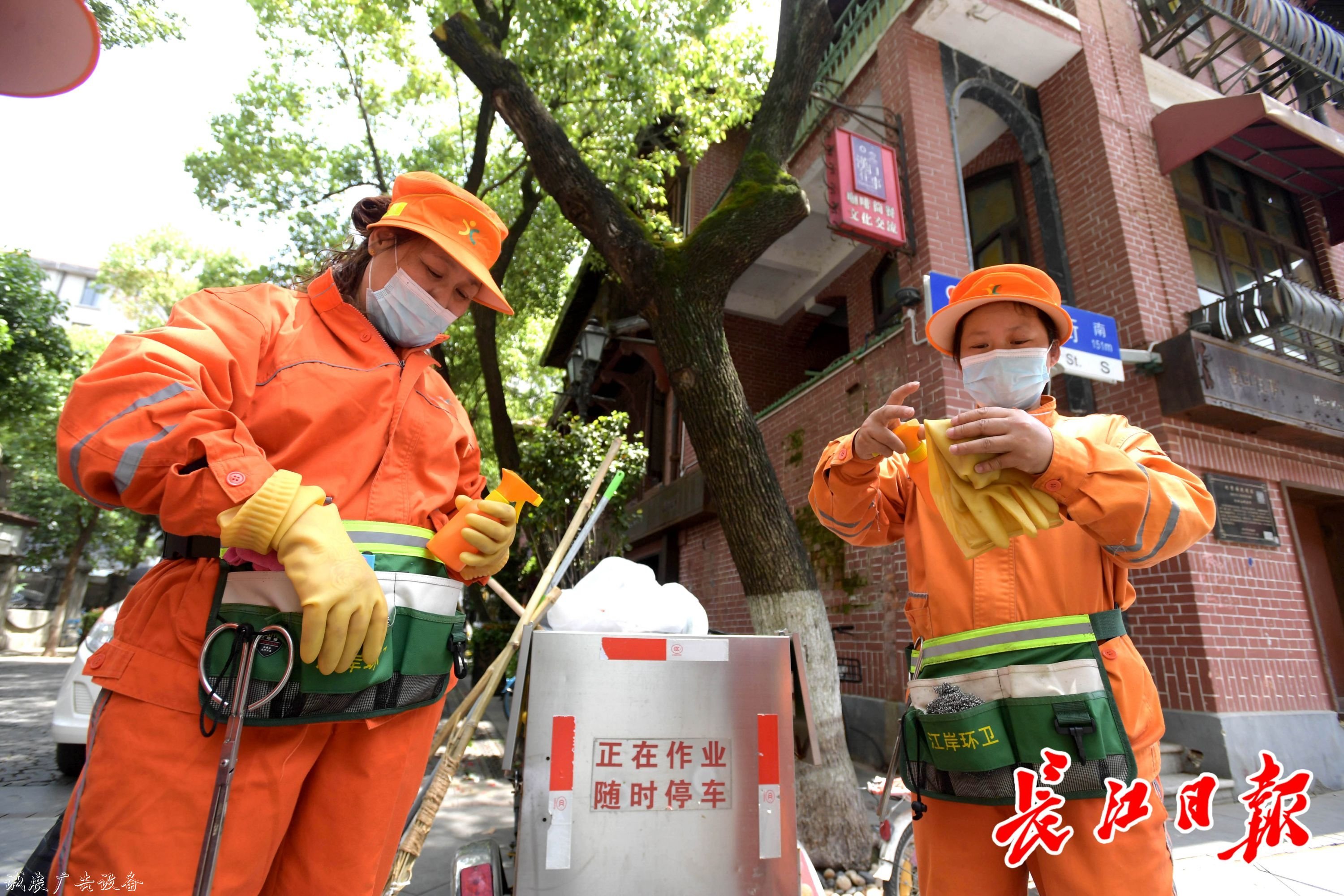 黎黃陂路環(huán)境好獲游客太陽能垃圾桶點(diǎn)贊，原來環(huán)衛(wèi)師傅們有