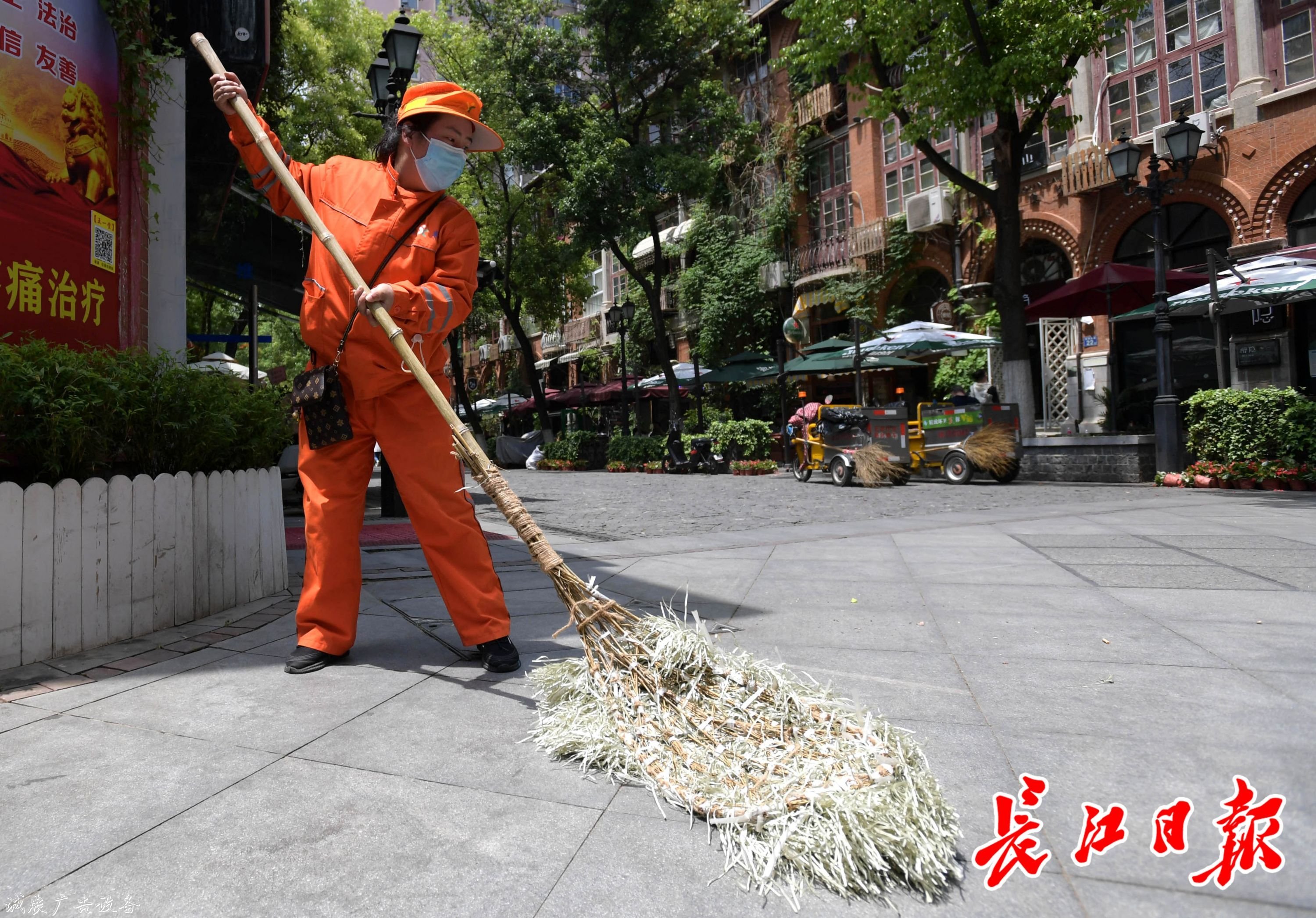 黎黃陂路環(huán)境好獲游客太陽能垃圾桶點(diǎn)贊，原來環(huán)衛(wèi)師傅們有