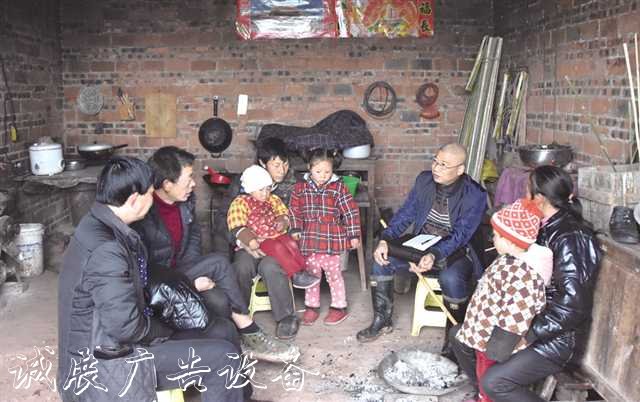 劉紅：“拐棍隊(duì)長不銹鋼宣傳欄”引領(lǐng)村民脫貧越線