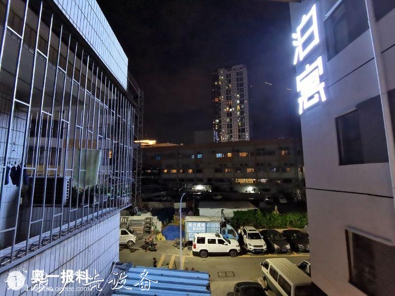 投訴萬(wàn)科泊寓安裝高亮閱報(bào)欄燈箱度廣告燈箱造成嚴(yán)重光污