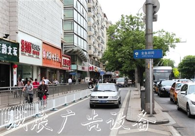 東城區(qū)金魚胡同的路牌指向了一家工藝品店。 本版攝影/實習生 彭子洋