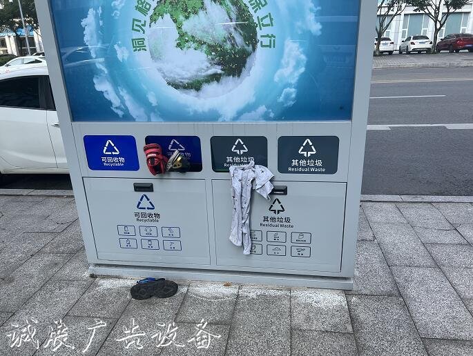垃圾箱廣告位現(xiàn)重慶街頭，網(wǎng)紅城市應(yīng)如何美化城市街景？