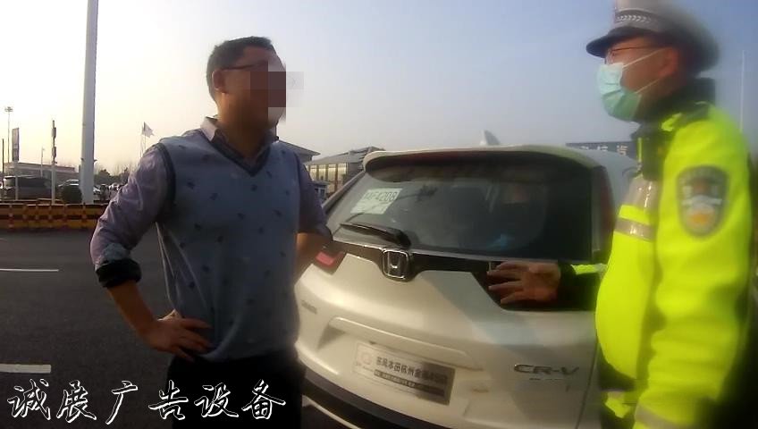 罔顧安全，親爹超宣傳欄廠家載竟將孩子塞后備箱！