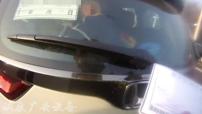 罔顧安全，親爹超宣傳欄廠家載竟將孩子塞后備箱！