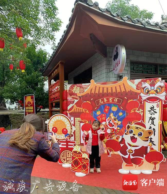 熱鬧！游客暢游澄邁福廣告燈箱多少錢一個(gè)豐約亭古鎮(zhèn) 新春游園歡樂