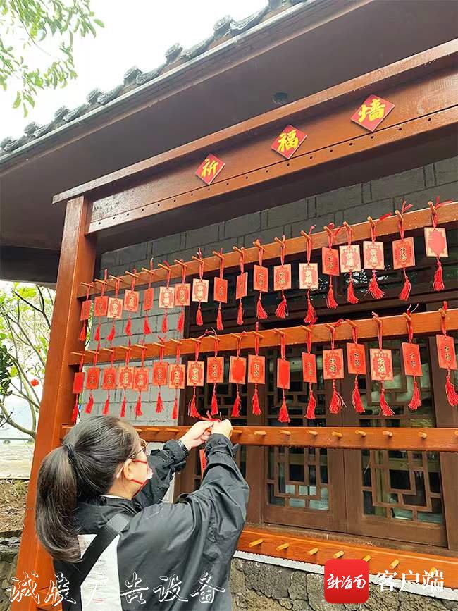 熱鬧！游客暢游澄邁福廣告燈箱多少錢一個(gè)豐約亭古鎮(zhèn) 新春游園歡樂