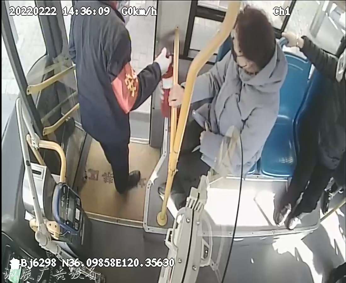 路遇垃圾箱起火 好心指路牌燈箱司機(jī)熱心市民攜手奮力撲救