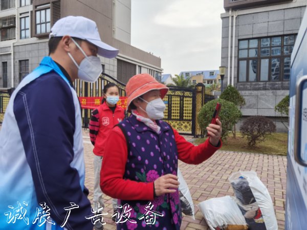 廢品入箱即刻換錢！廣告垃圾箱大鵬新增垃圾智能回收箱